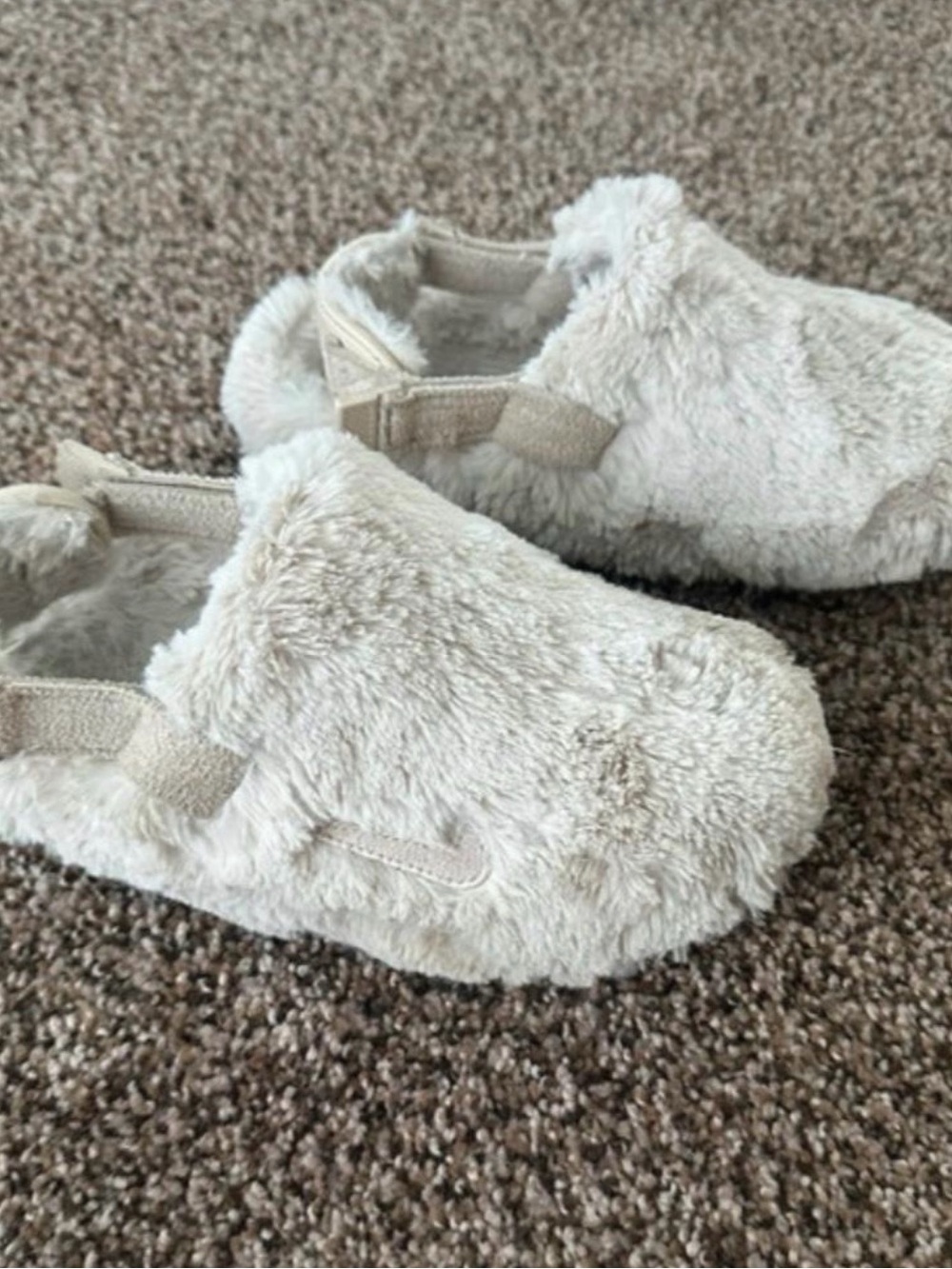 Nike Kids Plush Slip-On Slippers in Cream/Beige